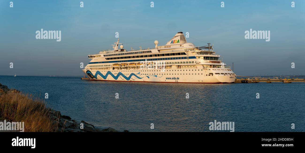 Tallinn, Estland - 31 2021. Oktober: Das Kreuzschiff AIDAaura der AIDA Cruises Flotte dockte im Hafen von Vanasadam in Tallinn in Estland an. Kreuzschiff in der Stockfoto