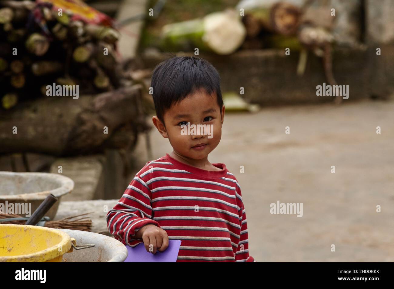 Porträt eines vietnamesischen Jungen, der freundlich in die Kamera schaut Stockfoto