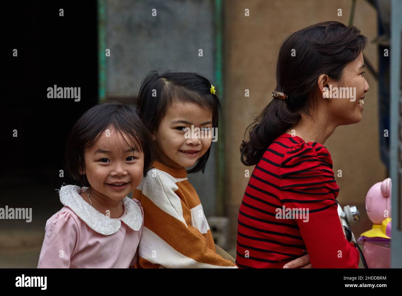 Charmante vietnamesische kleine Mädchen mit Lächeln Blick in die Kamera Stockfoto