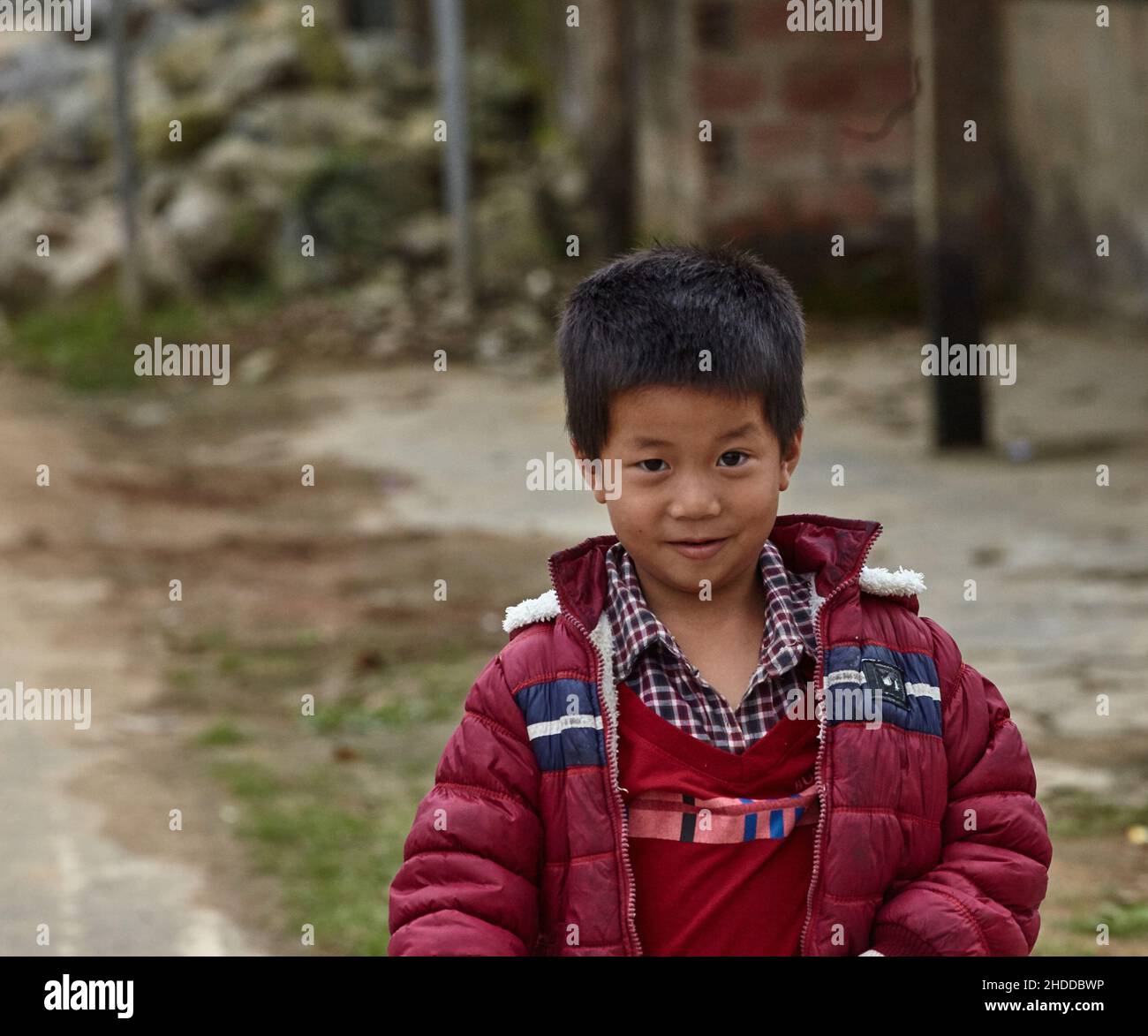 Vietnamesischer Junge sieht freundlich an der Kamera aus Stockfoto