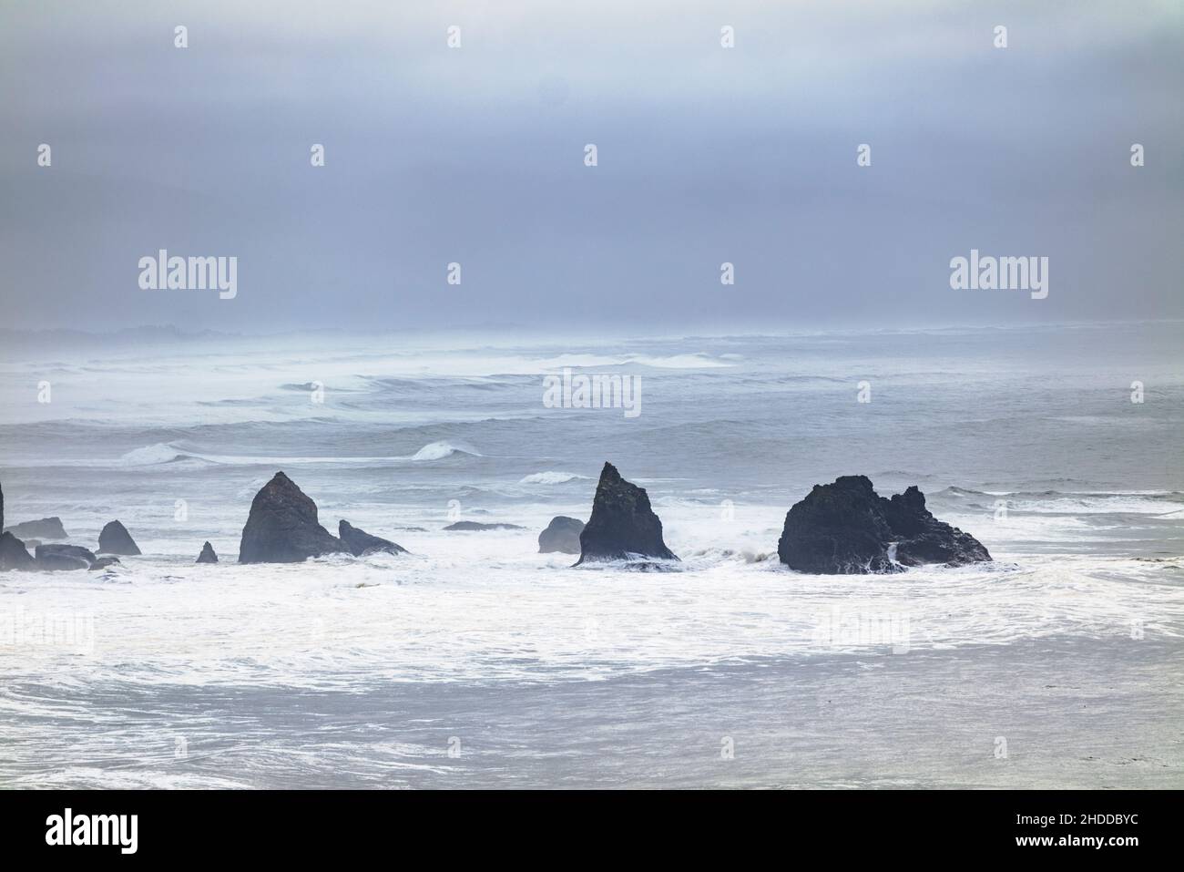 Große Felsformationen; Pazifischer Ozean; Küste von Oregon; vom Cape Meares Lighthouse aus gesehen; in der Nähe von Tillamook; Oregon; USA Stockfoto