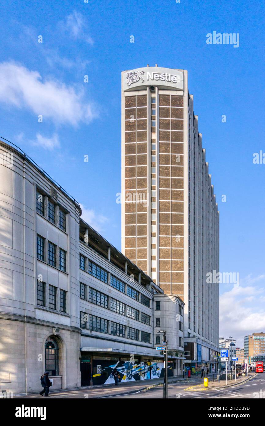 1960s Nestlé Tower oder St George's House & 1930s Grade II gelistet Art-Deco Segas House, Croydon, jetzt im Besitz des chinesischen Bauträgers R&F Properties. Stockfoto
