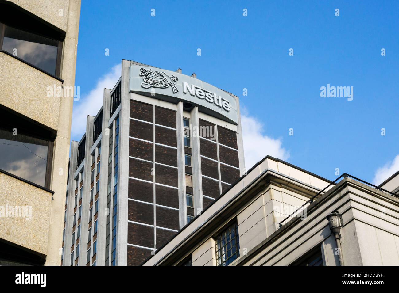 Das Nestlé-Logo auf dem Nestlé Tower 1960s oder dem St. George's House in Croydon. Stockfoto