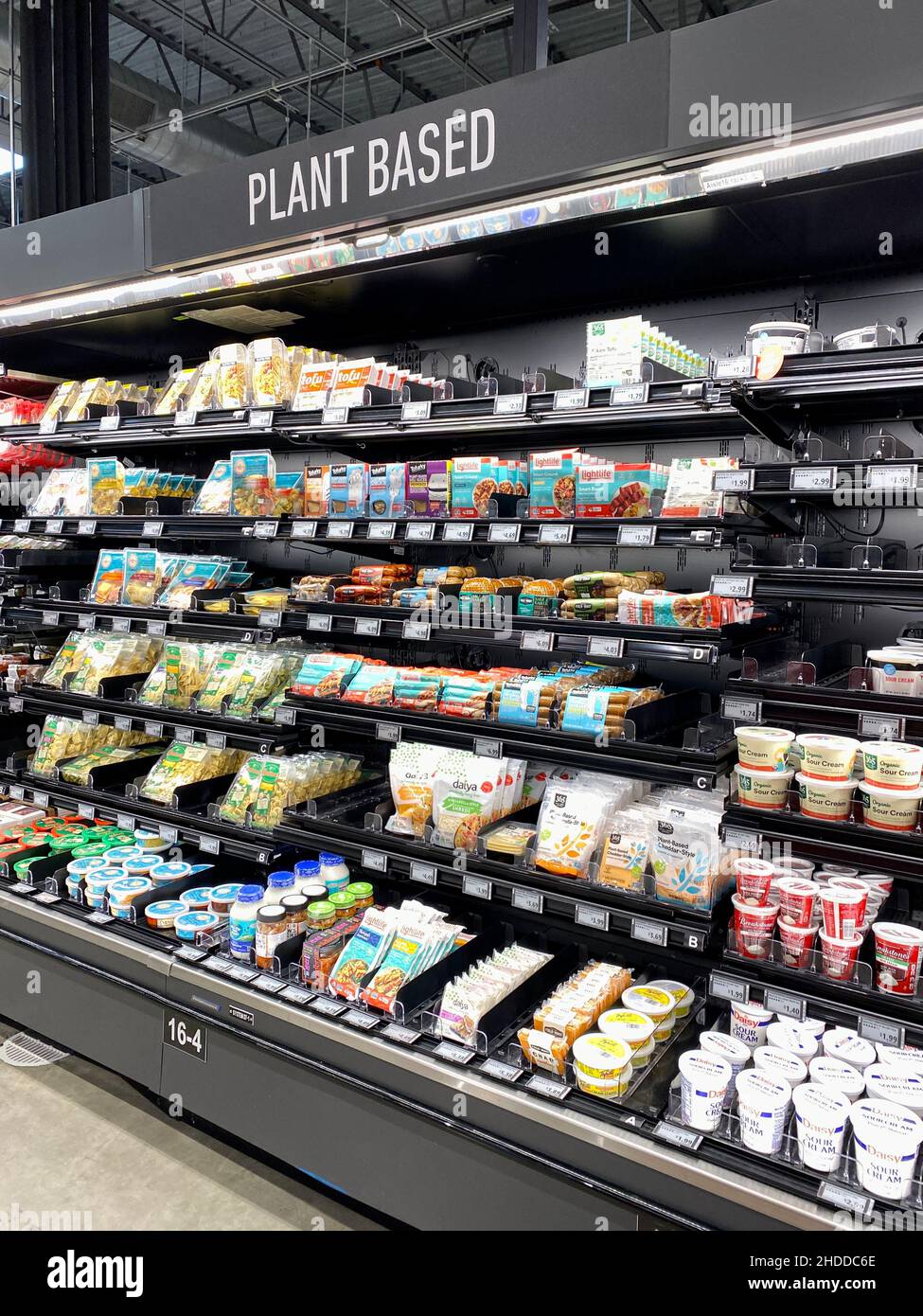 Pflanzenbasierte Lebensmitteloptionen in der Kühltruhe in einem Amazon Fresh Store. Stockfoto
