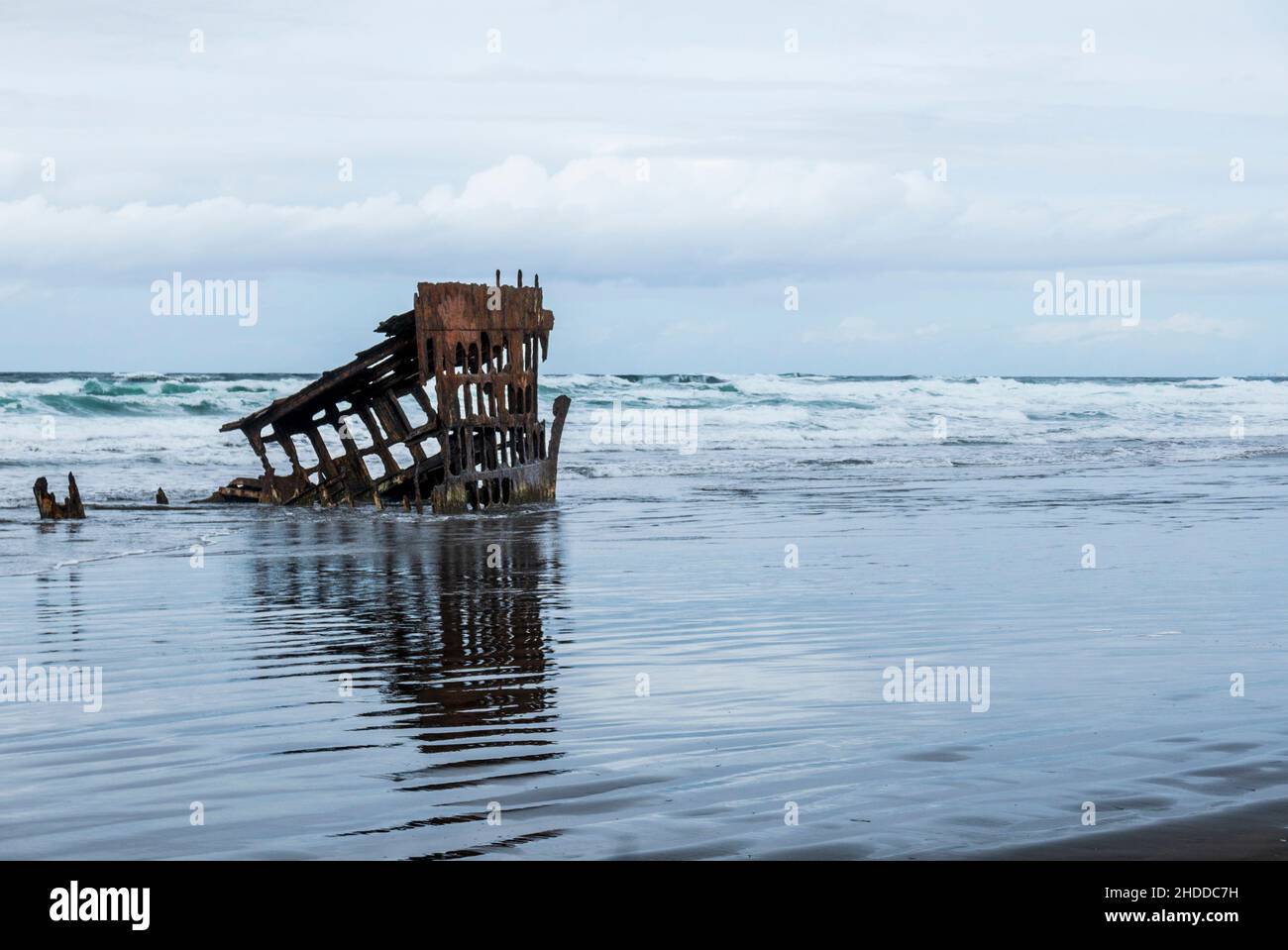 Die Wellen des Pazifischen Ozeans schlagen sich gegen die Schiffbrüchigen Peter Iredale, Fort Stevens State Park, Hammond, Oregon, USA Stockfoto