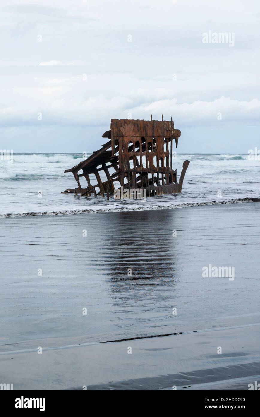 Die Wellen des Pazifischen Ozeans schlagen sich gegen die Schiffbrüchigen Peter Iredale, Fort Stevens State Park, Hammond, Oregon, USA Stockfoto