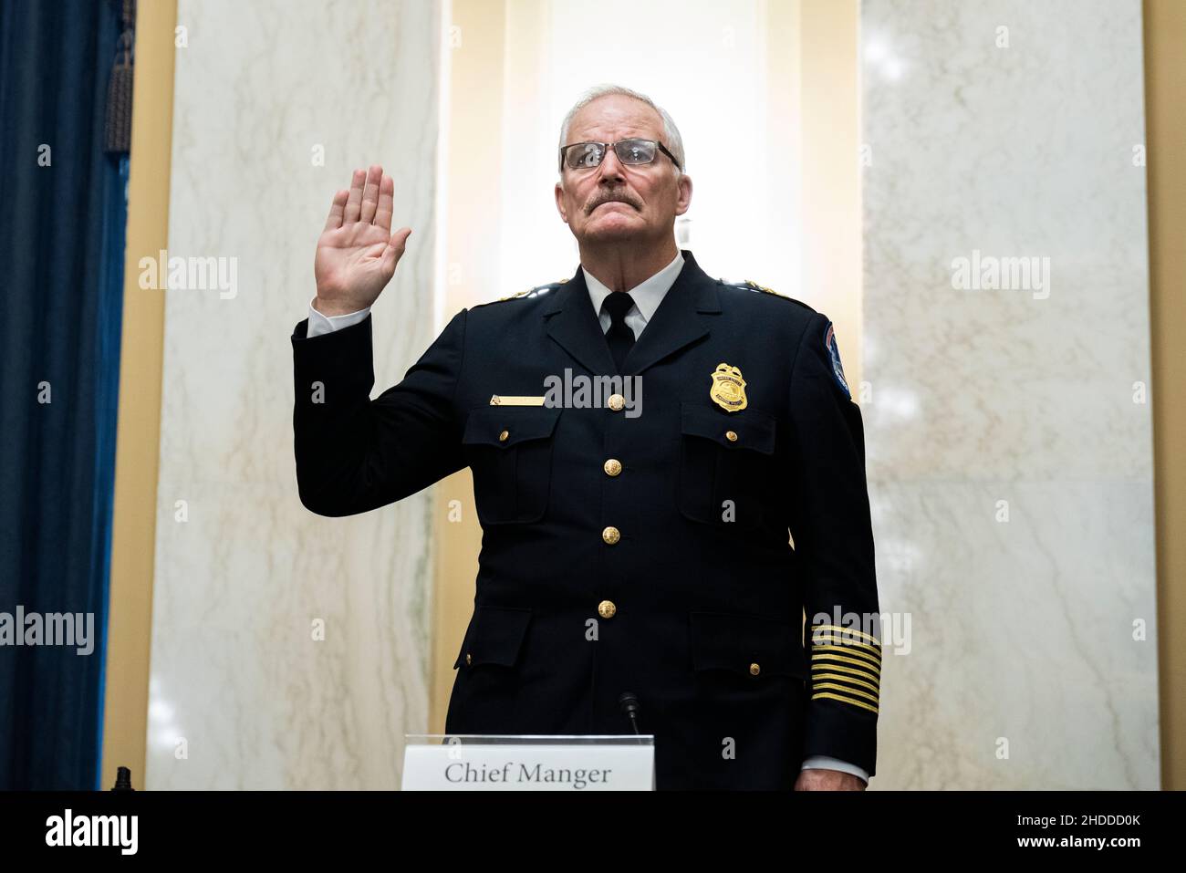 J. Thomas Manger, Polizeichef des US-Bundesstaates Capitol, wird während der Anhörung des Senats- und Verwaltungsausschusses mit dem Titel „Aufsicht über die US-Polizei des Bundesstaates Capitol nach dem Angriff auf das Kapitol vom 6th. Januar, Teil II im Russell Building am Mittwoch, den 5. Januar 2022 vereidigt. Kredit: Tom Williams/Pool über CNP Stockfoto