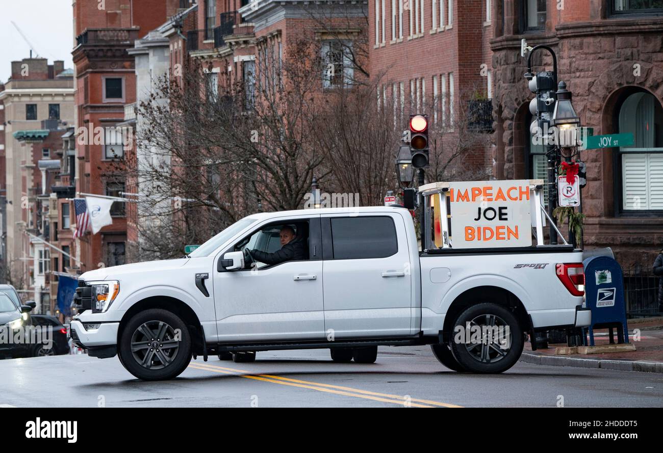 Boston, Massachusetts, USA. 5. Januar 2022, Boston, Massachusetts, USA: Demonstrator fährt einen LKW mit Amtsenthebungszeichen Joe Biden in der Nähe eines Protestes gegen die Impfvorschriften zur Coronavirus-Krankheit (COVID-19) in Boston. Quelle: Keiko Hiromi/AFLO/Alamy Live News Stockfoto