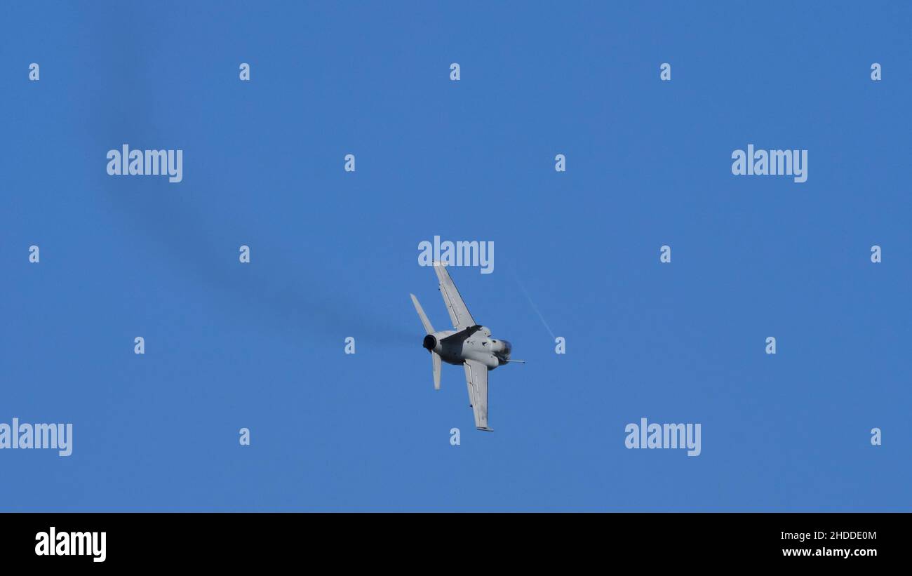Thiene Italien 16. OKTOBER 2021 Bodenangriffsflugzeug im Flug bewaffnet am blauen Himmel. Speicherplatz Kopieren. AMX Ghibli von subsonic militärischen Kampfflugzeugen der italienischen Luftwaffe Stockfoto