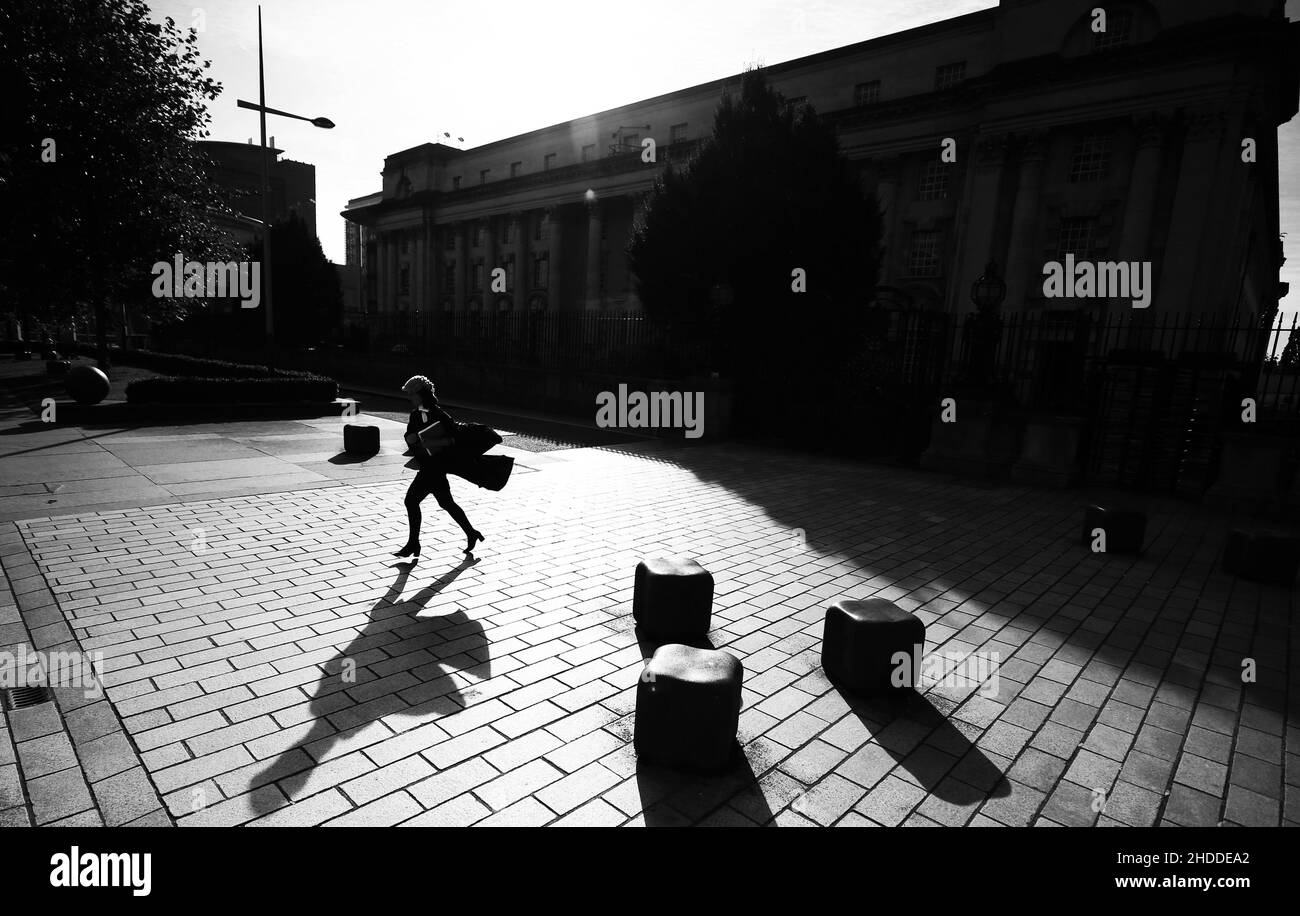 Ein Barrister in Kleid und Perücke vor den Royal Courts of Justice und dem High Court in Belfast, Nordirland Stockfoto