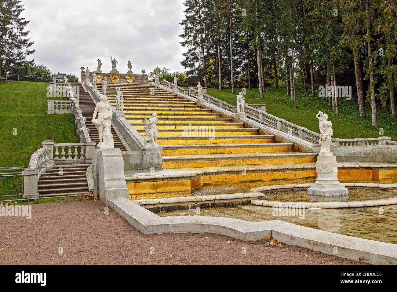 Kaskade des Goldenen Berges oder Hügels. Der Prototyp dafür war einer der Kaskaden der französischen königlichen Residenz, Marley le Roy. Dekoriert mit Scul Stockfoto