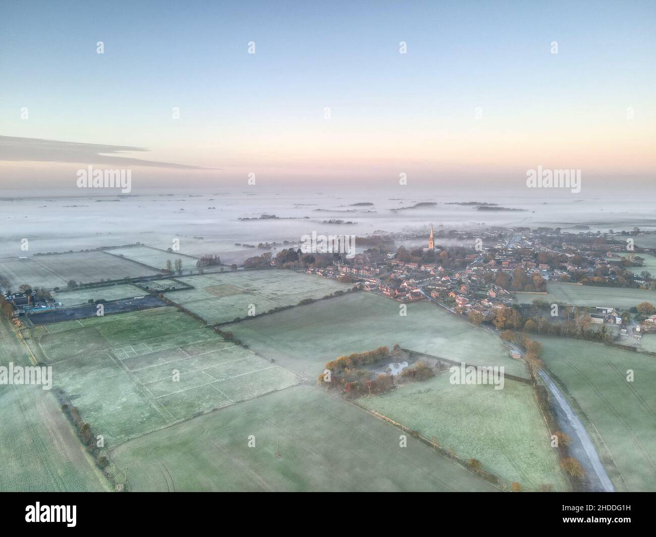 Patrington Mist - Blick auf das Dorf Patrington, Großbritannien an einem nebligen Morgen Stockfoto