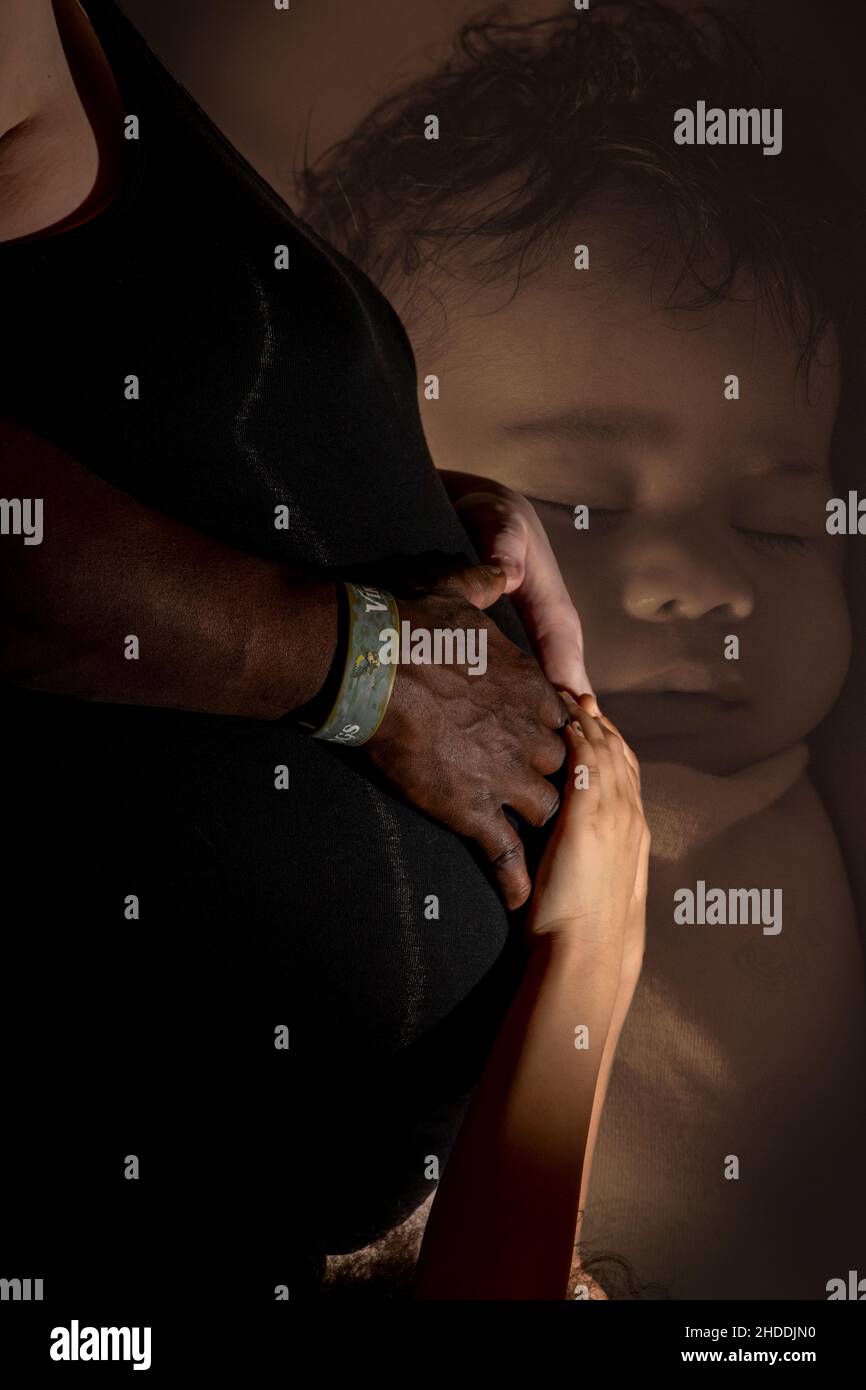 Komposit von Schwangeren mit Freunden und Töchtern Hände auf Bauch mit drei Monate alten Porträt des Babys in ihr. Stockfoto