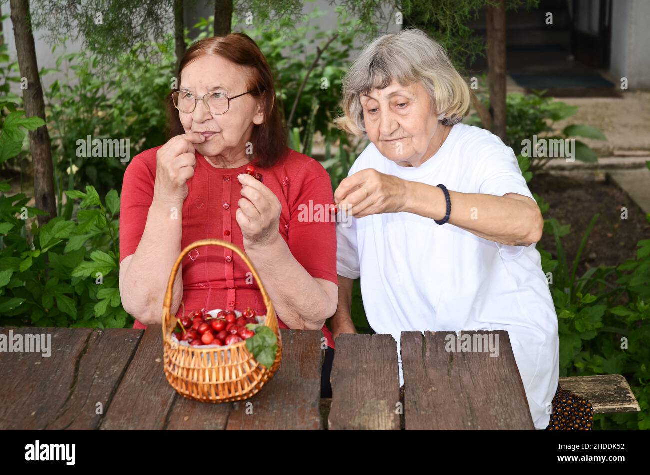 Rest home Bewohner genießen frische Kirschen Stockfoto