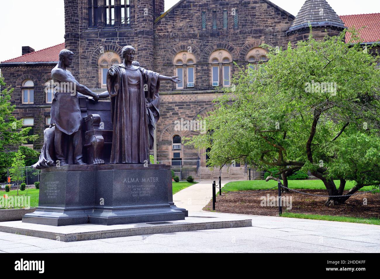 Champaign, Illinois, USA. Die Alma Mater-Statue von Laredo Taft auf dem Campus der University of Illinois. Stockfoto