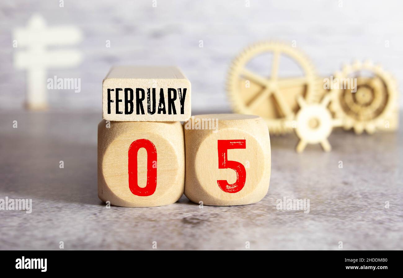 Tag 5 des februarmonats, Holzkalender mit Datum. Leerer Raum für Text Stockfoto