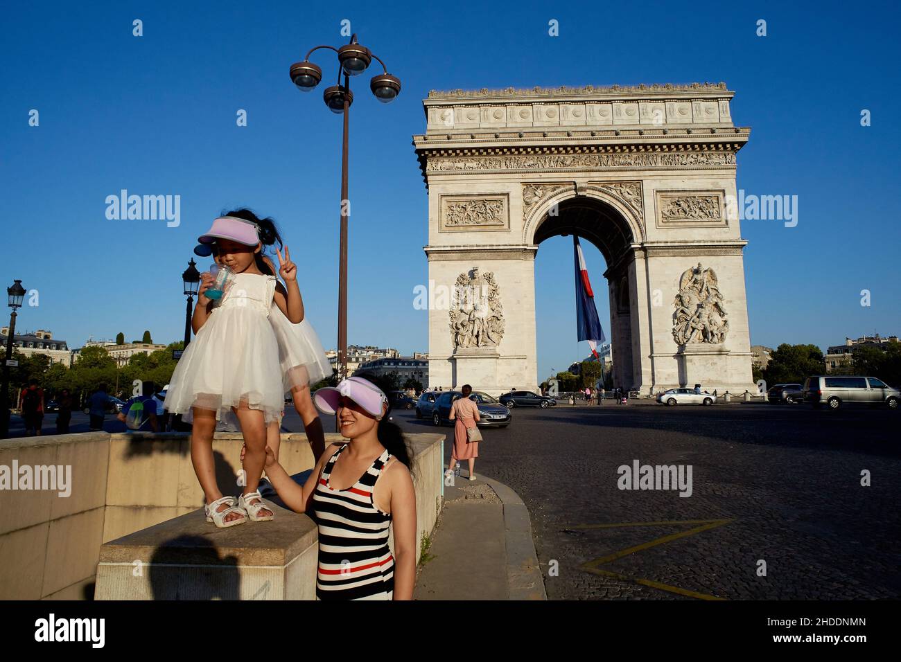 Paris, Frankreich - 2019. August: Süßes kleines asiatisches Mädchen, das vor dem Arc de Triomphe mit ihrer Mutter auf dem Place Charles de Gaulle steht Stockfoto