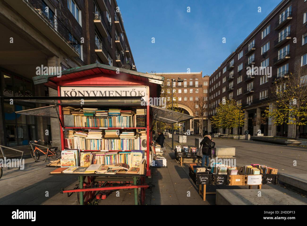 Budapest. Die „könyvmentők“ („Buchretter“) benutzten einen mobilen Buchladen auf der Straße. Stockfoto