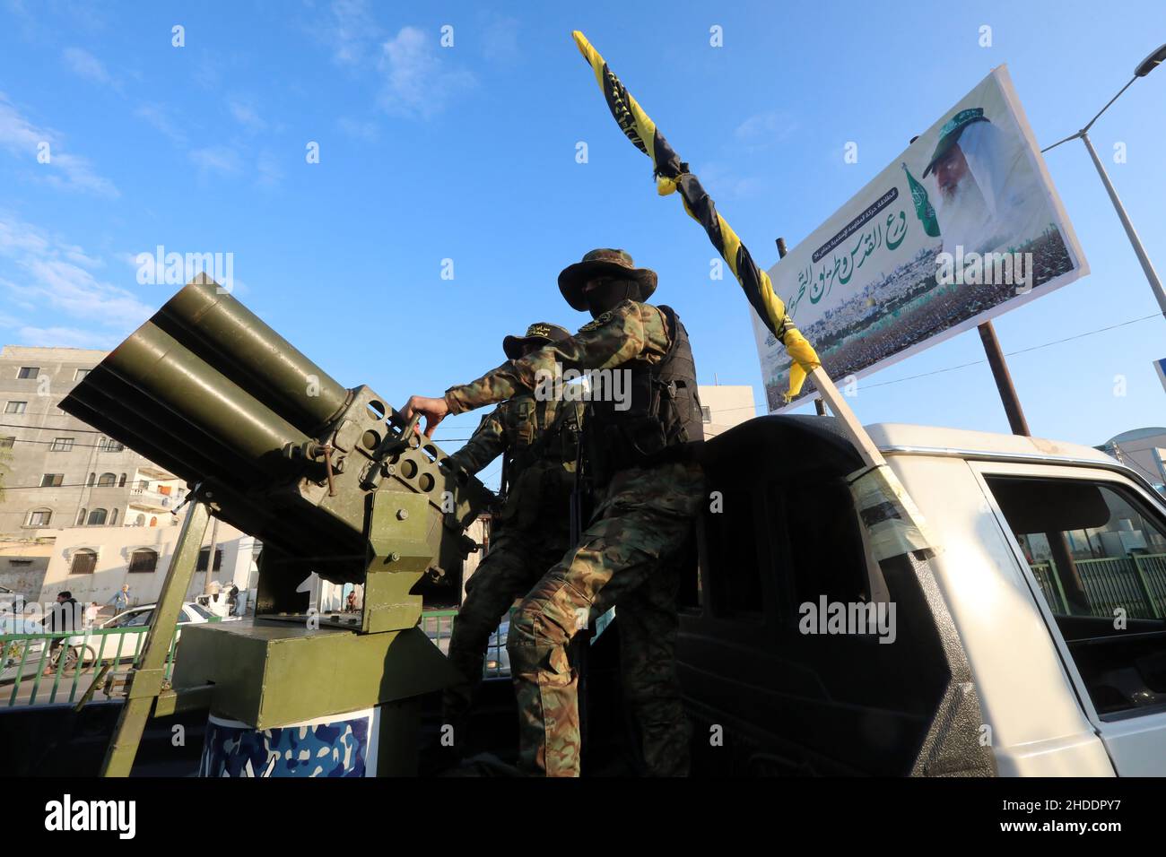 Gaza, Palästina. 05th Januar 2022. Zwei Kämpfer der Saraya Al-Quds Brigaden der Islamischen Dschihad-Bewegung stehen während eines militärmarsches im Gazastreifen in der Nähe eines Raketenwerfers und organisierten einen militärmarsch im Gazastreifen, um den Sieg des Gefangenen Hisham Abu Hawasch über Israel zu feiern, indem sie seinen Hungerstreik einstellten. Das dauerte 140 Tage, wegen seines Protests gegen seine Inhaftierung durch Israel ohne Gerichtsverfahren. (Foto von Ahmed Zakot/SOPA Images/Sipa USA) Quelle: SIPA USA/Alamy Live News Stockfoto