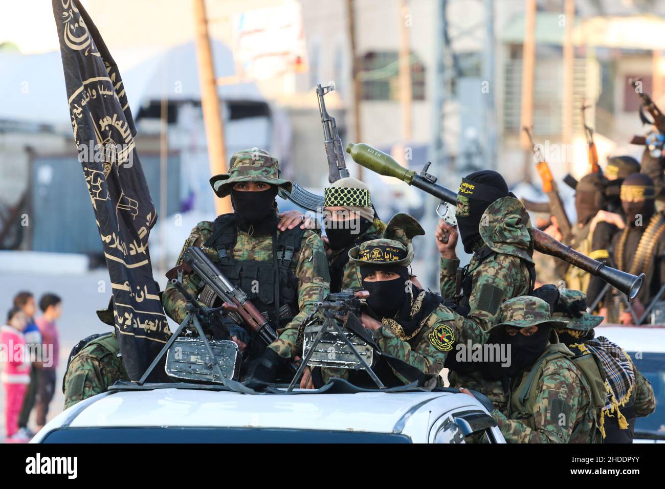 Gaza, Palästina. 05th Januar 2022. Kämpfer der Saraya Al-Quds Brigaden der Islamischen Dschihad-Bewegung nehmen an einem militärmarsch im Gazastreifen Teil, bei dem sie einen militärmarsch durch den Gazastreifen organisierten, um den Sieg des Gefangenen Hisham Abu Hawasch über Israel zu feiern, indem sie seinen Hungerstreik, Das dauerte 140 Tage, wegen seines Protests gegen seine Inhaftierung durch Israel ohne Gerichtsverfahren. (Foto von Ahmed Zakot/SOPA Images/Sipa USA) Quelle: SIPA USA/Alamy Live News Stockfoto