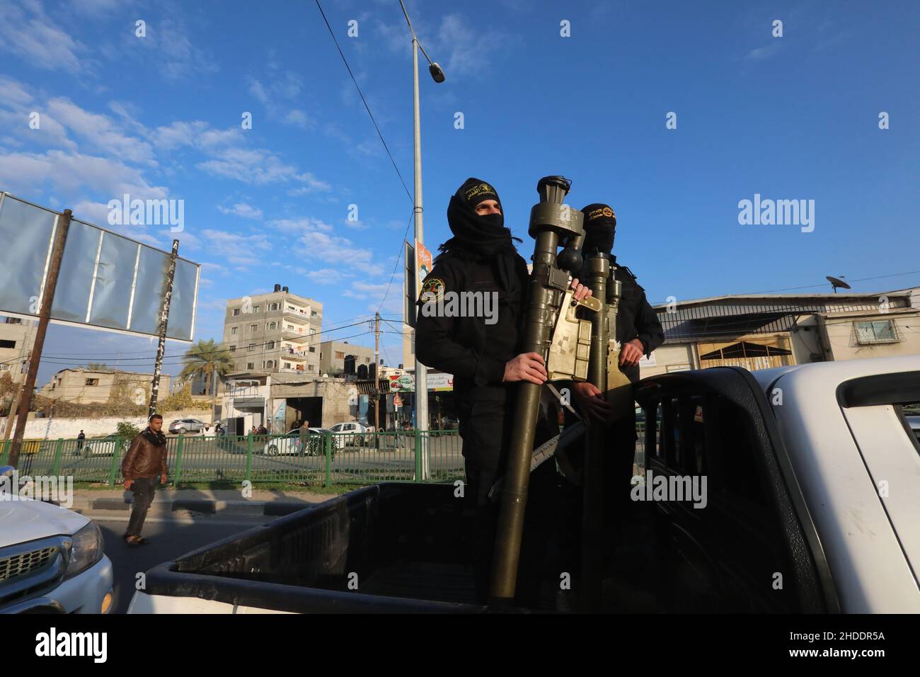 Gaza, Palästina. 05th Januar 2022. Ein Palästinenser, der als Kämpfer der Saraya Al-Quds Brigaden der Islamischen Dschihad-Bewegung an einem militärmarsch im Gazastreifen teilnahm, organisierte einen militärmarsch im Gazastreifen, um den Sieg des Gefangenen Hisham Abu Hawasch über Israel zu feiern, indem er seinen Hungerstreik einstellte. Das dauerte 140 Tage, wegen seines Protests gegen seine Inhaftierung durch Israel ohne Gerichtsverfahren. Kredit: SOPA Images Limited/Alamy Live Nachrichten Stockfoto