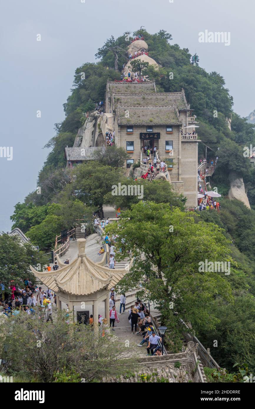 HUA SHAN, CHINA - 4. AUGUST 2018: Menschen auf dem Nordgipfel des Hua Shan Berges in der Provinz Shaanxi, China Stockfoto