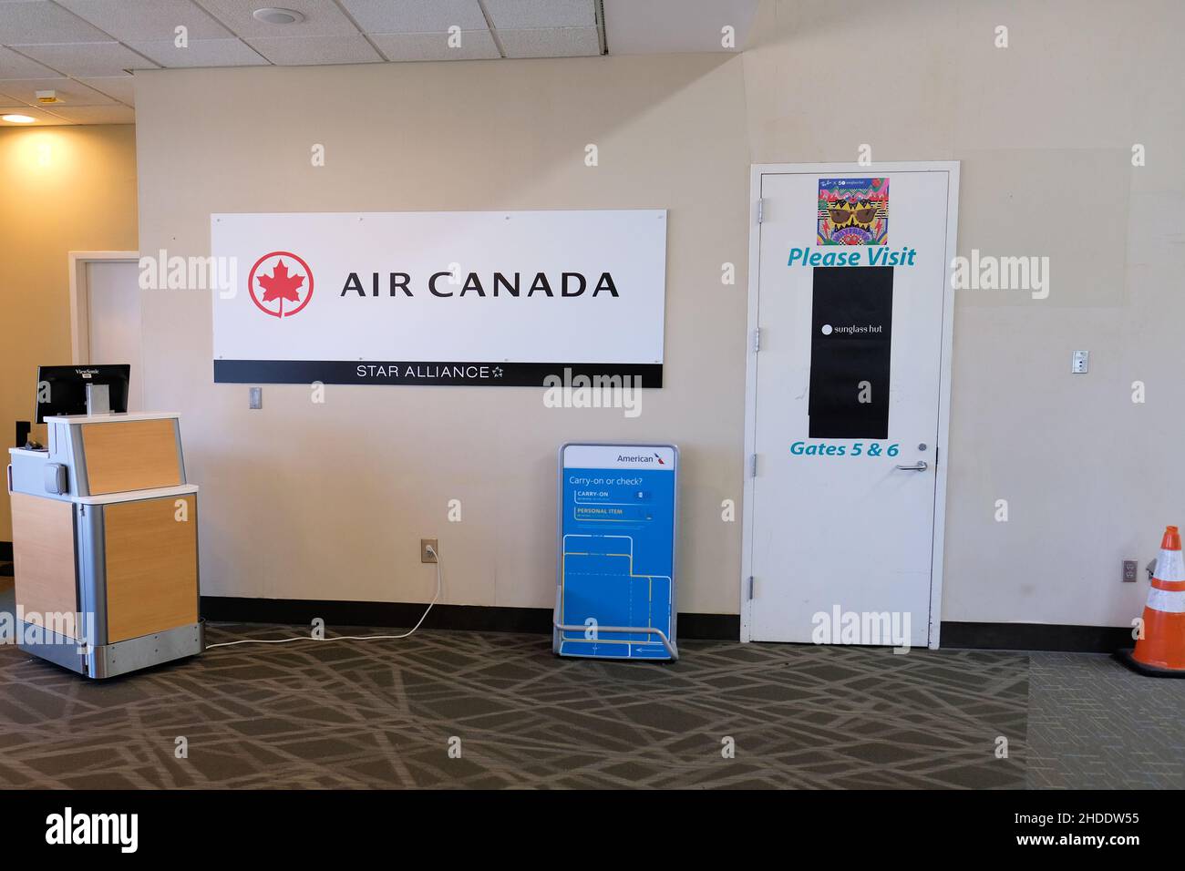 Name und Logo von Air Canada neben einem Check-in-Gate im Savannah-Hilton Head Airport; Savannah, Georgia, USA; leeres Flughafenterminal. Stockfoto