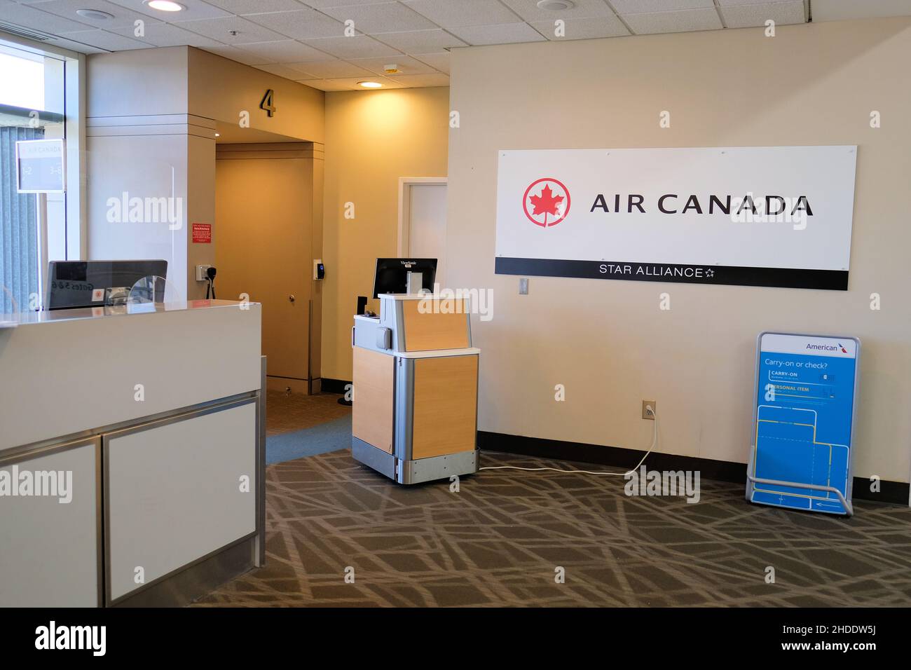 Name und Logo von Air Canada neben einem Check-in-Gate im Savannah-Hilton Head Airport; Savannah, Georgia, USA; leeres Flughafenterminal. Stockfoto