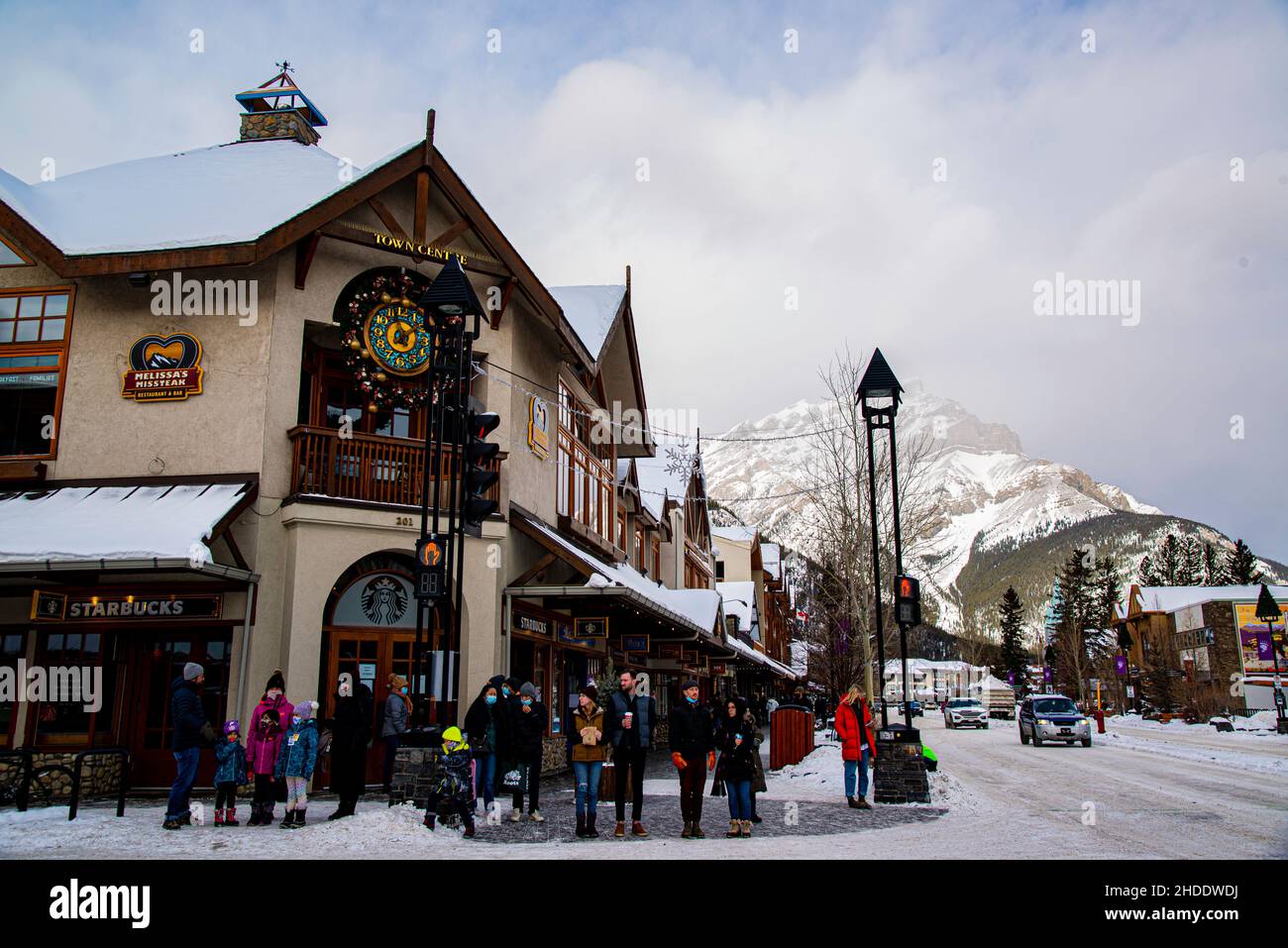 Banff, Kanada - 22 2021. Dez.: Blick auf die Innenstadt von Banff auf die Winterweihnachtszeit mit Blick auf die Rocky Mountains Stockfoto