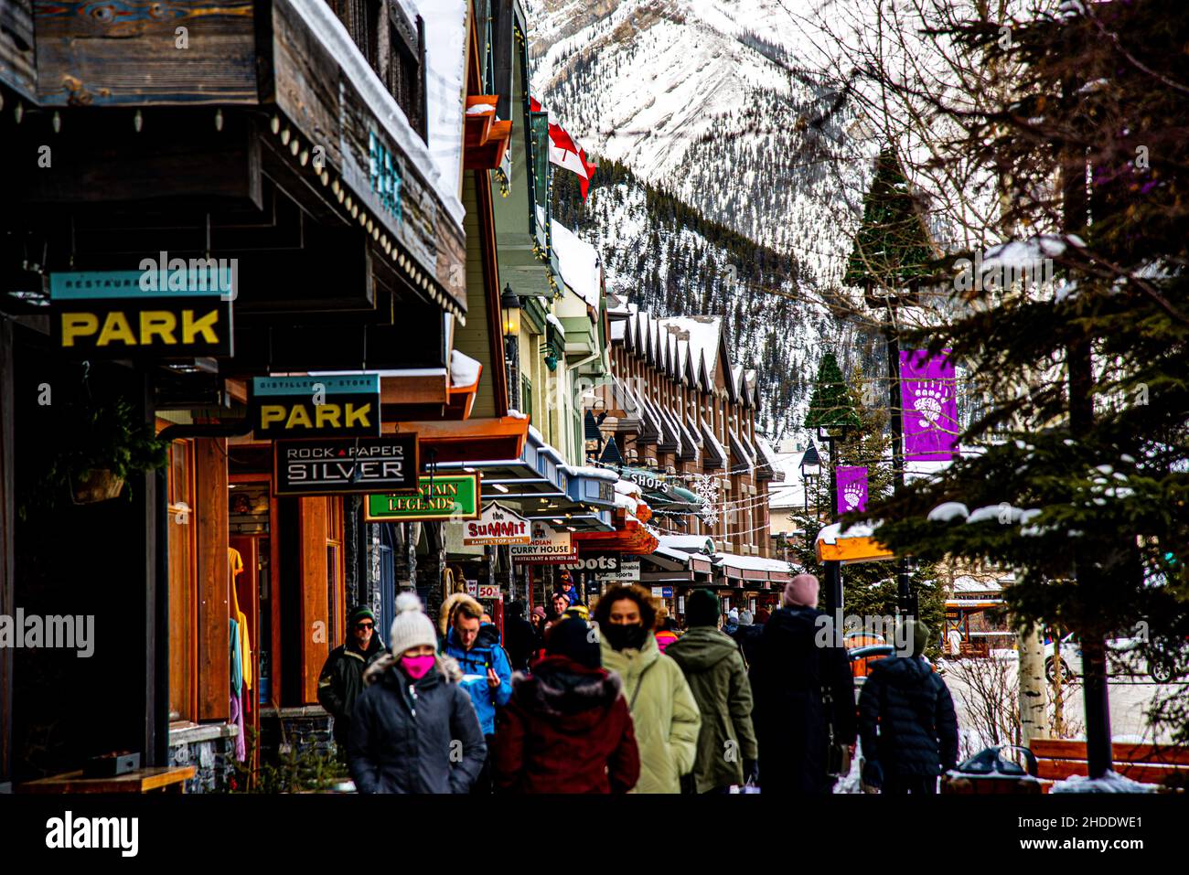 Banff, Kanada - 22 2021. Dez.: Blick auf die Innenstadt von Banff auf die Winterweihnachtszeit mit Blick auf die Rocky Mountains Stockfoto