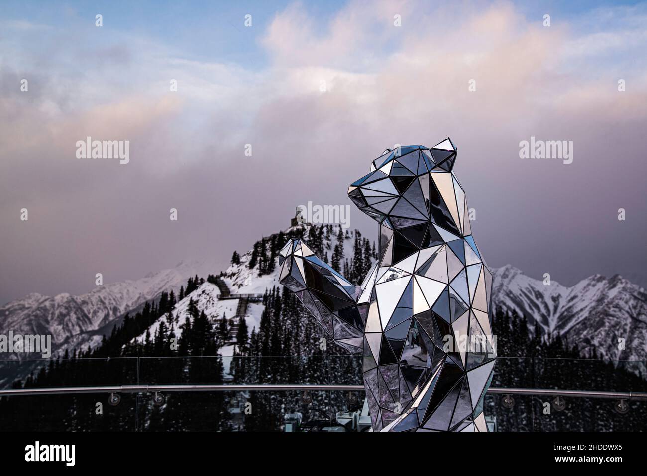 Mount Sulphur, Kanada - 22 2021. Dez.: Statue des gläsernen Bären mit Hintergrund des Mount Sulphur Stockfoto