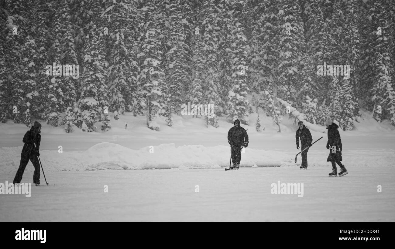 Lake Louise, Kanada - 22 2021. Dez.: Menschen wandern und spielen auf dem gefrorenen Lake Louise in Alberta Stockfoto