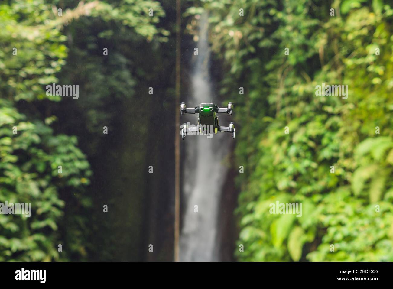 Kleiner Quadcopter, der um den Wasserfall Leke Leke Bali Island Indonesia fliegt Stockfoto