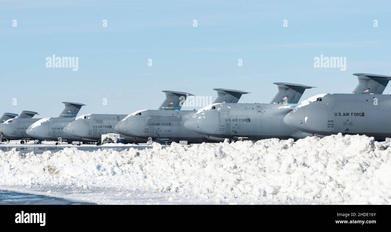 Schneebedeckte C-5M Super Galaxy Flugzeuge sitzen auf der Fluglinie auf der Dover Air Force Base, Delaware, 4. Januar 2022. Nachdem der Wintersturm Frida acht Zentimeter Schnee fallen ließ, arbeitete das Basispersonal fleißig daran, den normalen Betrieb wieder aufzunehmen. (USA Luftwaffe Foto von Roland Balik) Stockfoto