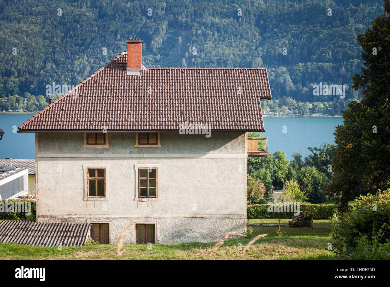 Bild eines österreichischen Chalets in Sattendorf, vor dem Ossiacher See. Der Ossiacher See ist ein See im österreichischen Bundesland Kärnten. Es ist das t Stockfoto