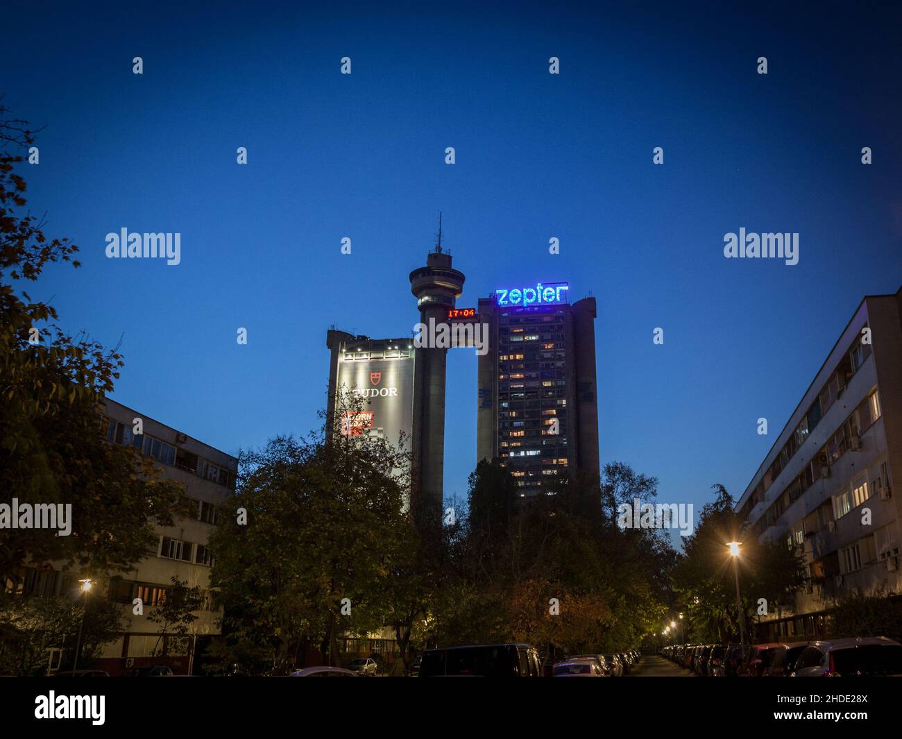 Bild von Zapadna Kapija bei Nacht in Belgrad, Serbien. Das Western City Gate, auch bekannt als Genex Tower, ist ein 36-stöckiges Hochhaus in Belgrad, Stockfoto