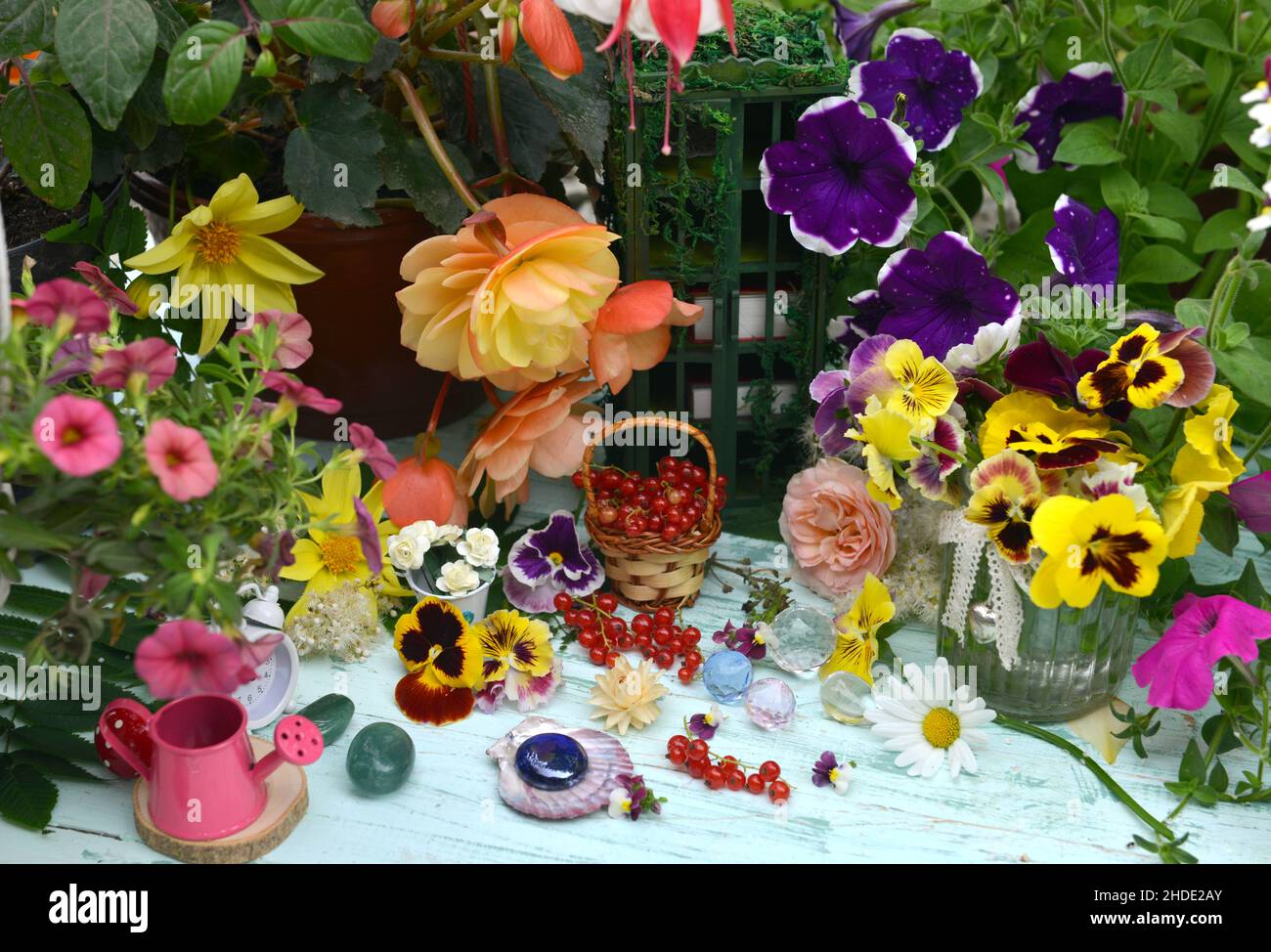Schönes Sommerstill-Leben mit Blumen, Beeren und Kristallen im Garten. Feen im Garten, Grußkarte, Hochzeit oder Geburtstagskonzept. Stockfoto