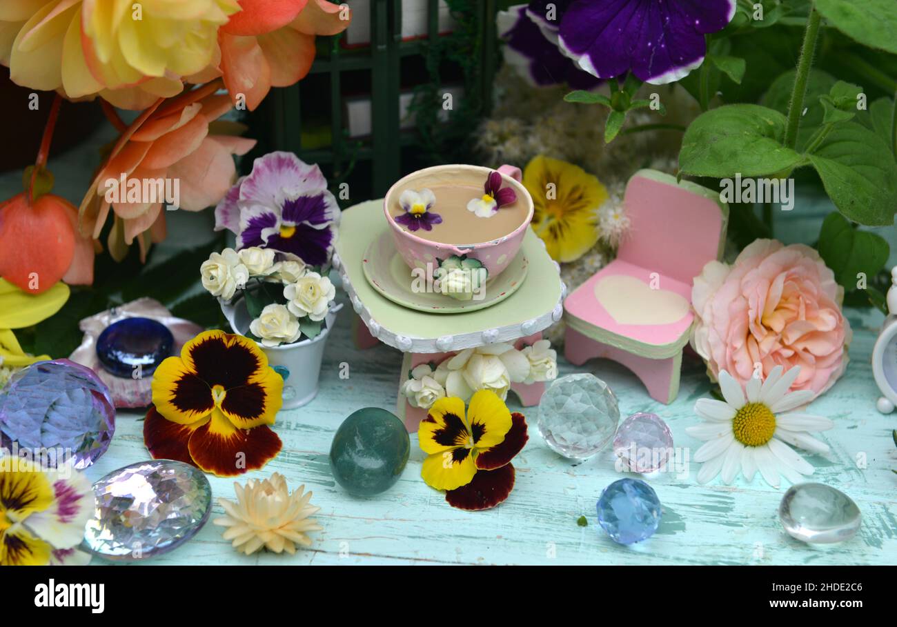 Winzig entzückender Tisch und Stühle für eine Teeparty mit Blumen und Beeren. Feen im Garten. Schöne Fabel Stillleben für Grußkarten, Hochzeit oder Stockfoto