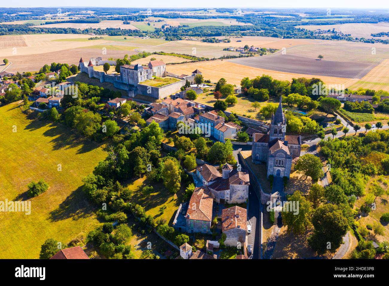 Allgemeine Sommeransicht von Villebois-Lavalette, Frankreich Stockfoto