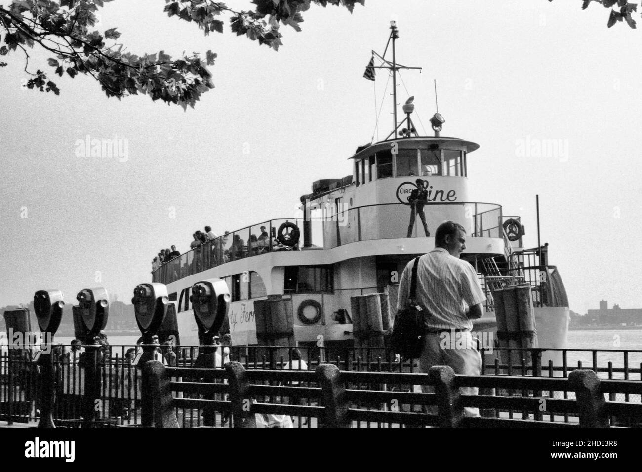 Ein Boot der Circle Line legt 1989 in New York City an Stockfoto