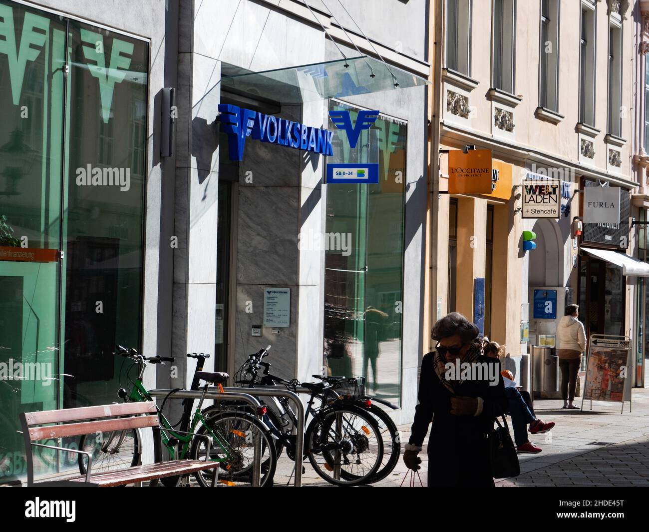 Baden Bei Wien, Österreich. 4th. November 2021. Eine Frau geht an der Volksbank in der Theresiengasse vorbei (Foto: © Igor Golovniov/SOPA Images via ZUMA Press Wire) Stockfoto