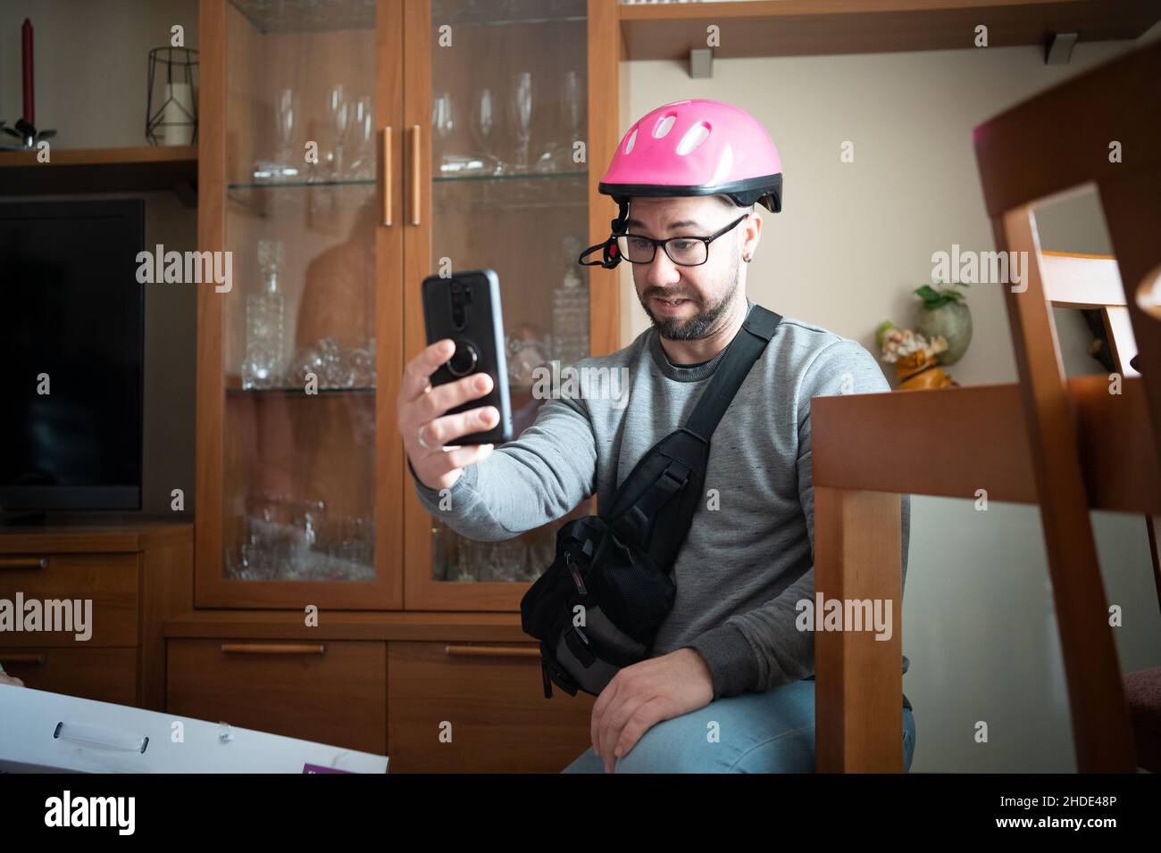 Porträt eines fröhlichen bärtigen Mannes, der Selfie gemacht hat Stockfoto