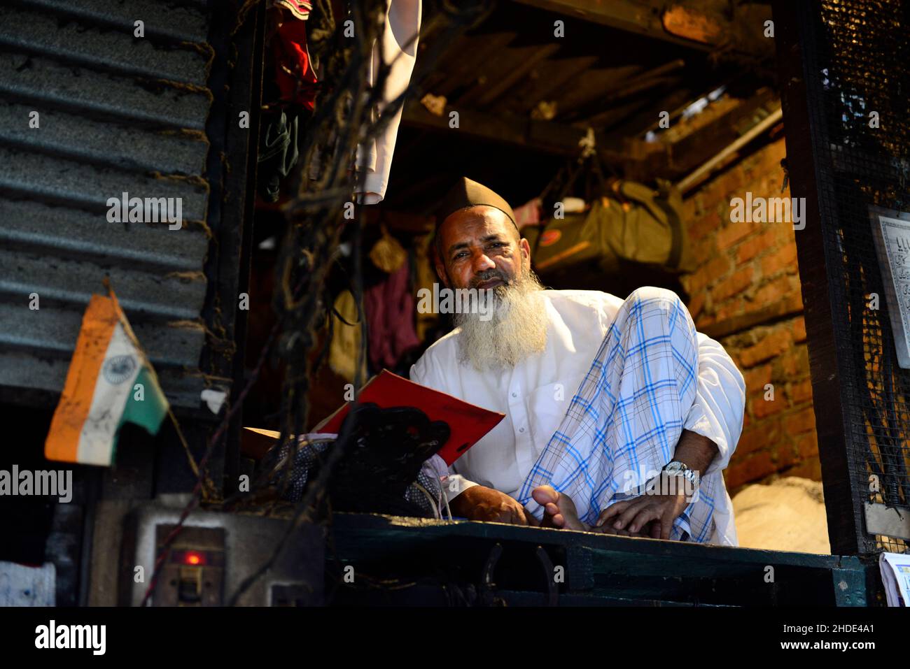 Ein indischer Muslim in der Open-Air-Wäscherei Saat Raasta Dhobi Ghat in der Nähe der Mahalaxmi Station in Mumbai. Stockfoto