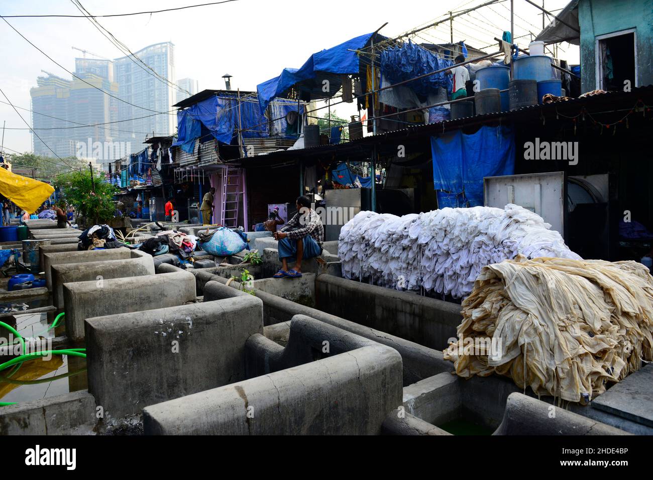 Die Open-Air-Wäscherei Saat Raasta Dhobi Ghat in der Nähe der Mahalaxmi Station in Mumbai. Stockfoto