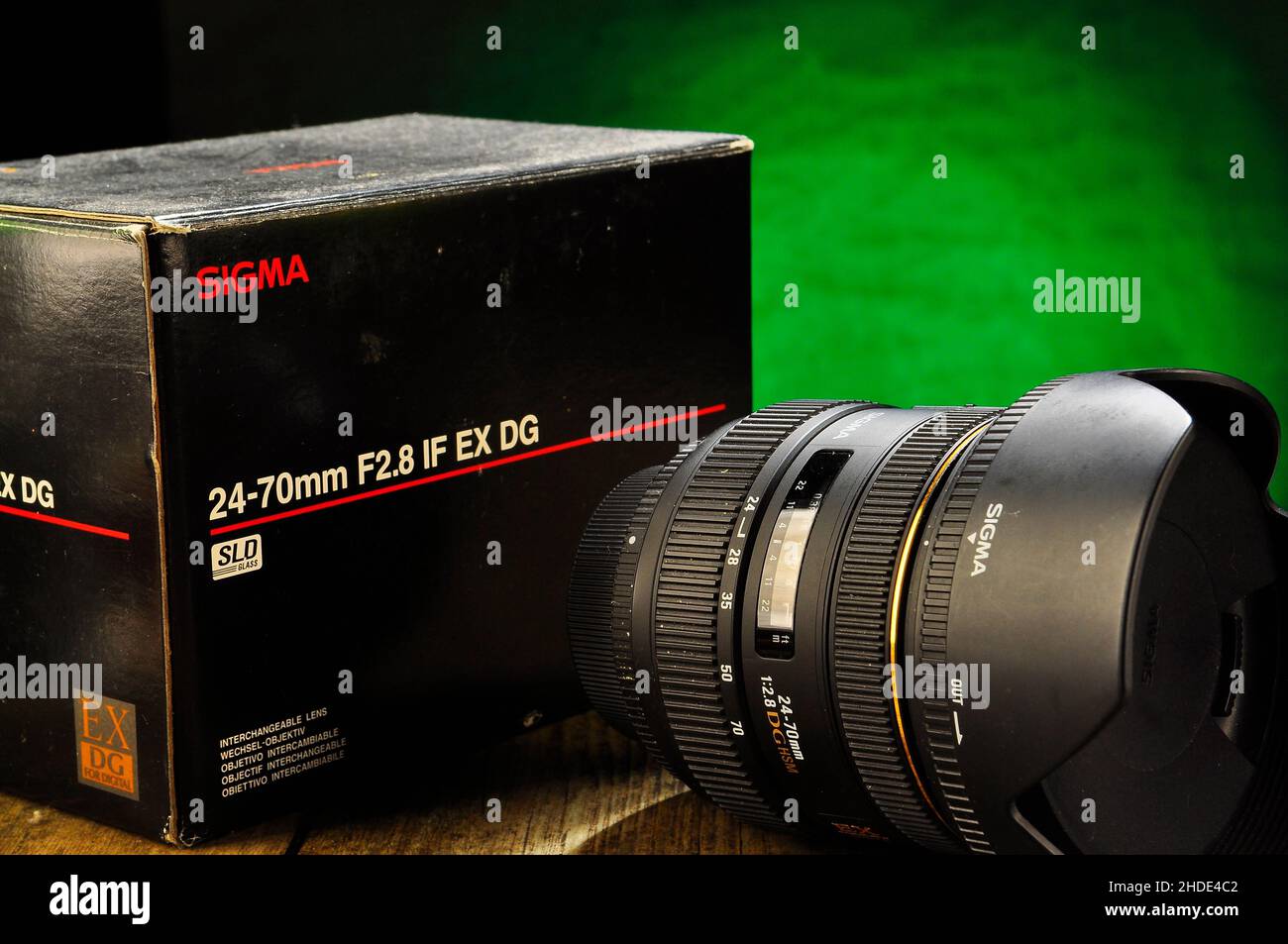 Zoom Nikon 24-70mm F2,8 auf Studioaufnahme, grüner Hintergrund Stockfoto