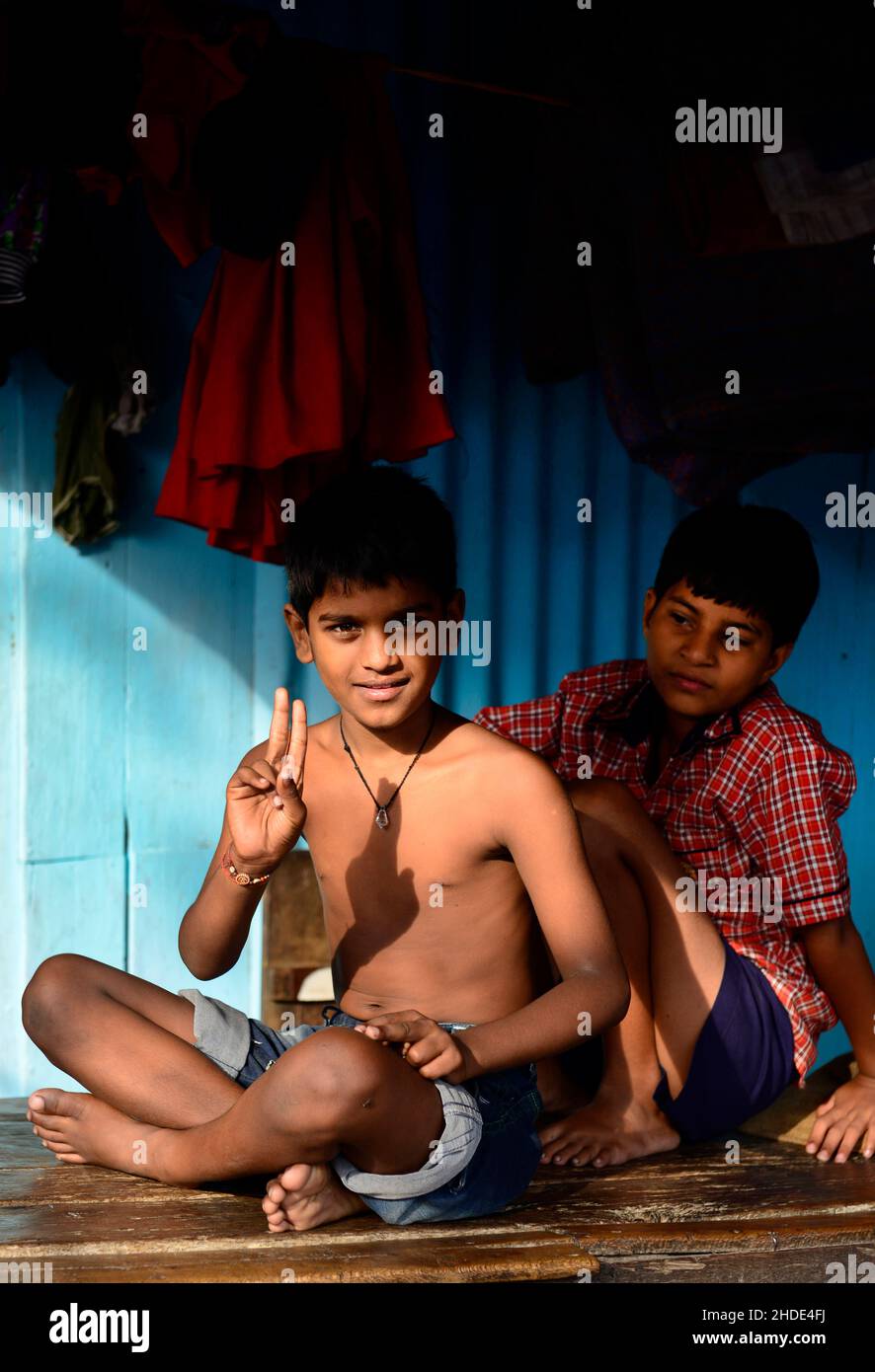 Indische Jungen in Saat Raasta Dhobi Ghat in Mumbai, Indien. Stockfoto