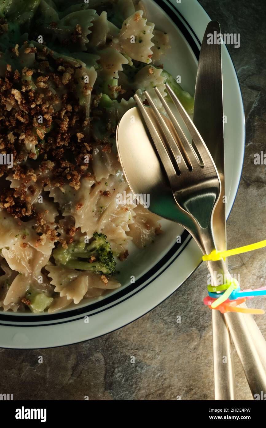 Diät Einschränkung Zöliakie Konzept. Besteck mit Reißverschluss verschnürt, um Gluten zu vermeiden Stockfoto