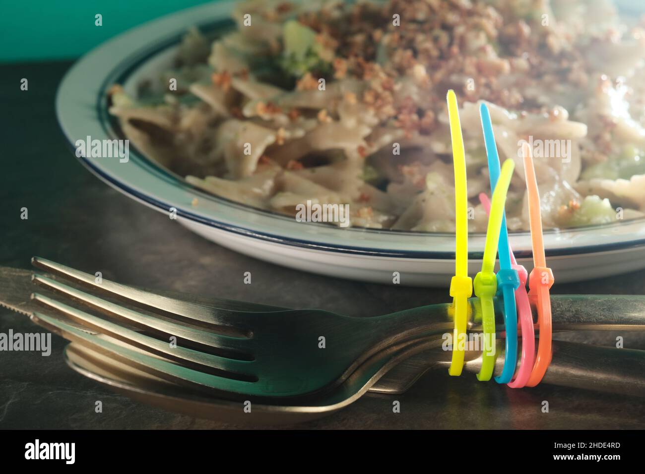 Diät Einschränkung Zöliakie Konzept. Besteck mit Reißverschluss verschnürt, um Gluten zu vermeiden Stockfoto