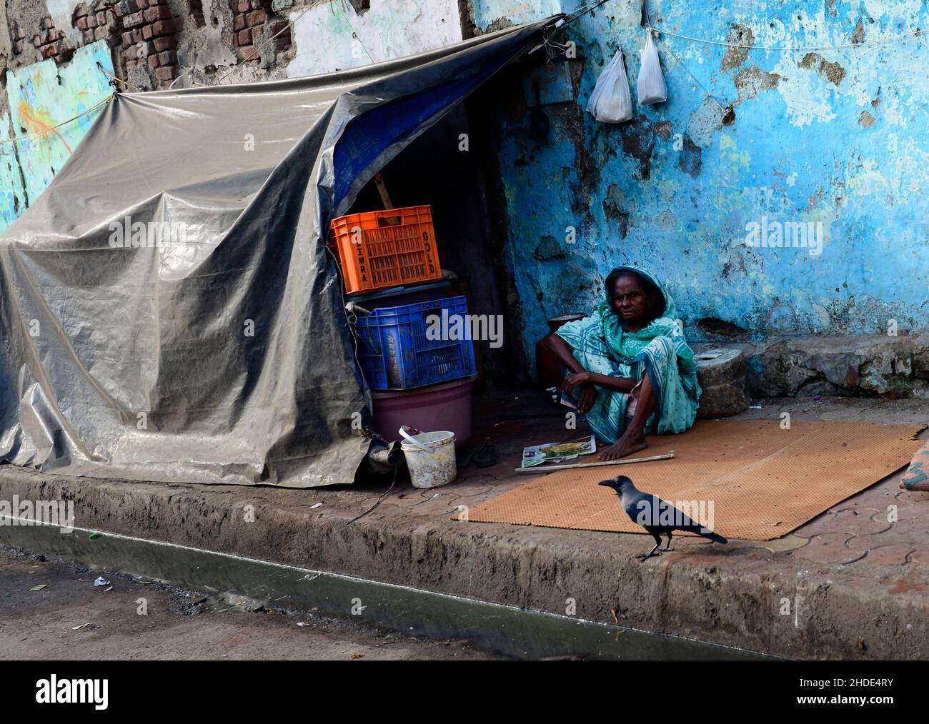 Eine arme Frau, die auf einem Bürgersteig in Mumbai, Indien, lebt. Stockfoto