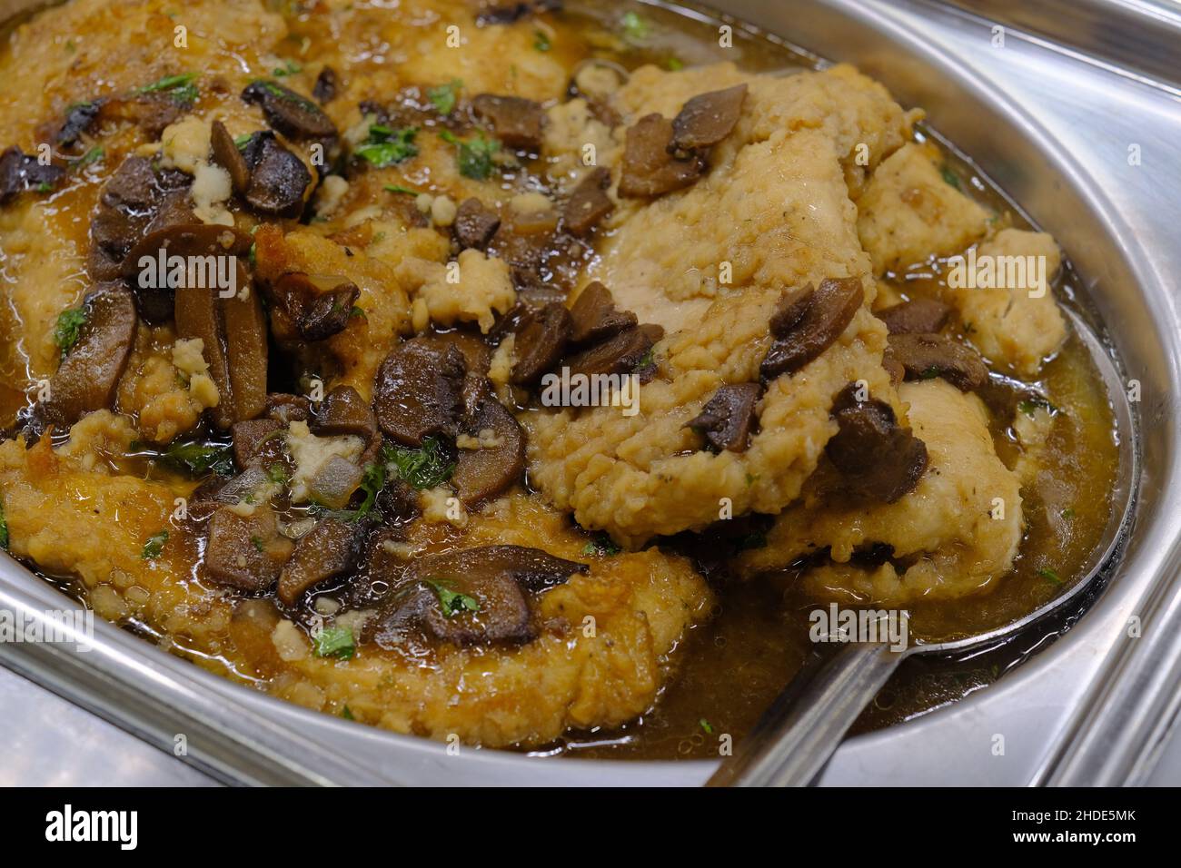 Italienische Küche Huhn marsala mit Pilzen in einem cremigen Wein und Whisky-Sauce Buffet Catering-Platte Stockfoto